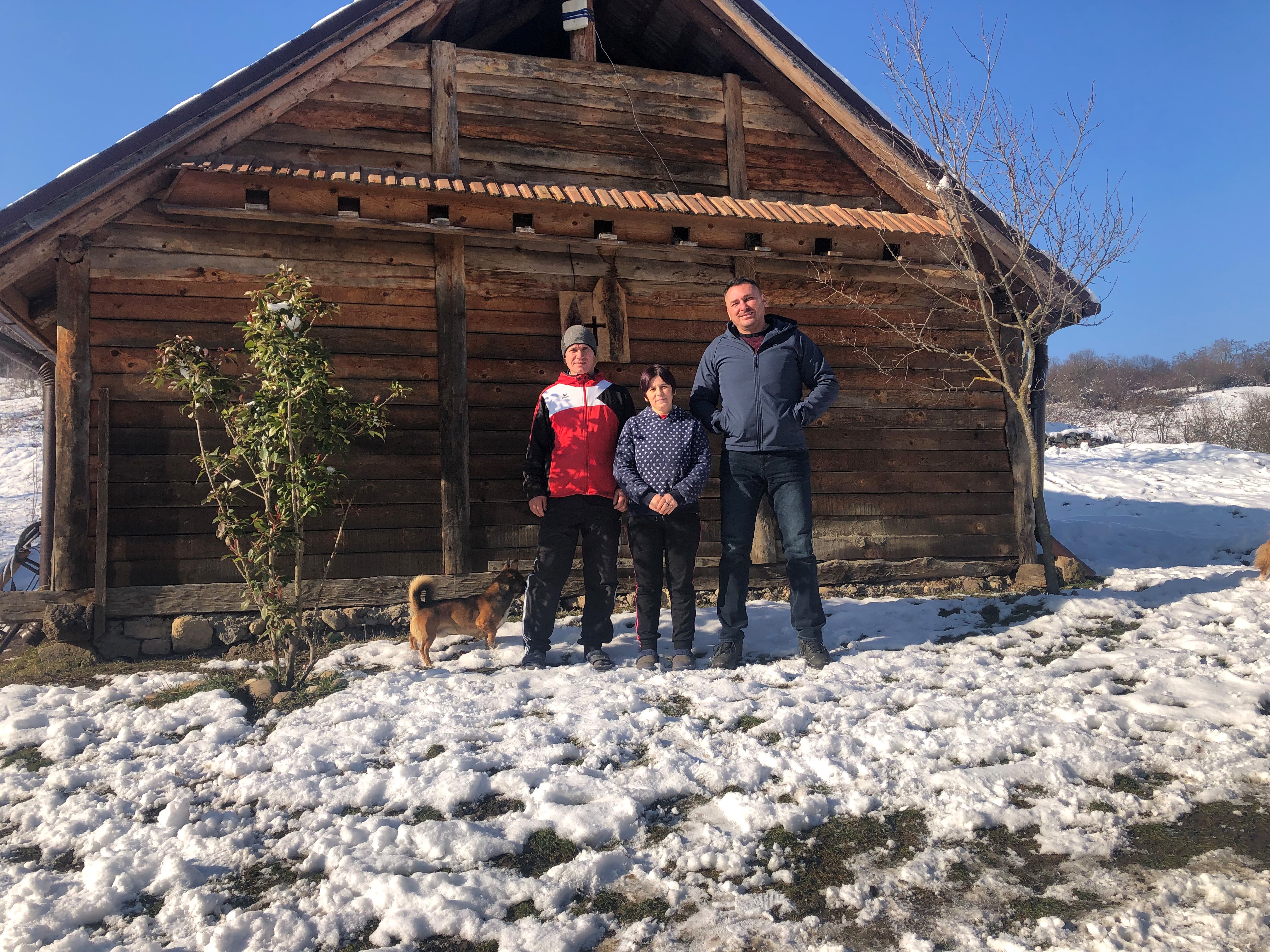 Iulian Docea, alături de Florin și Vica, familia care s-a instalat la Rachiș