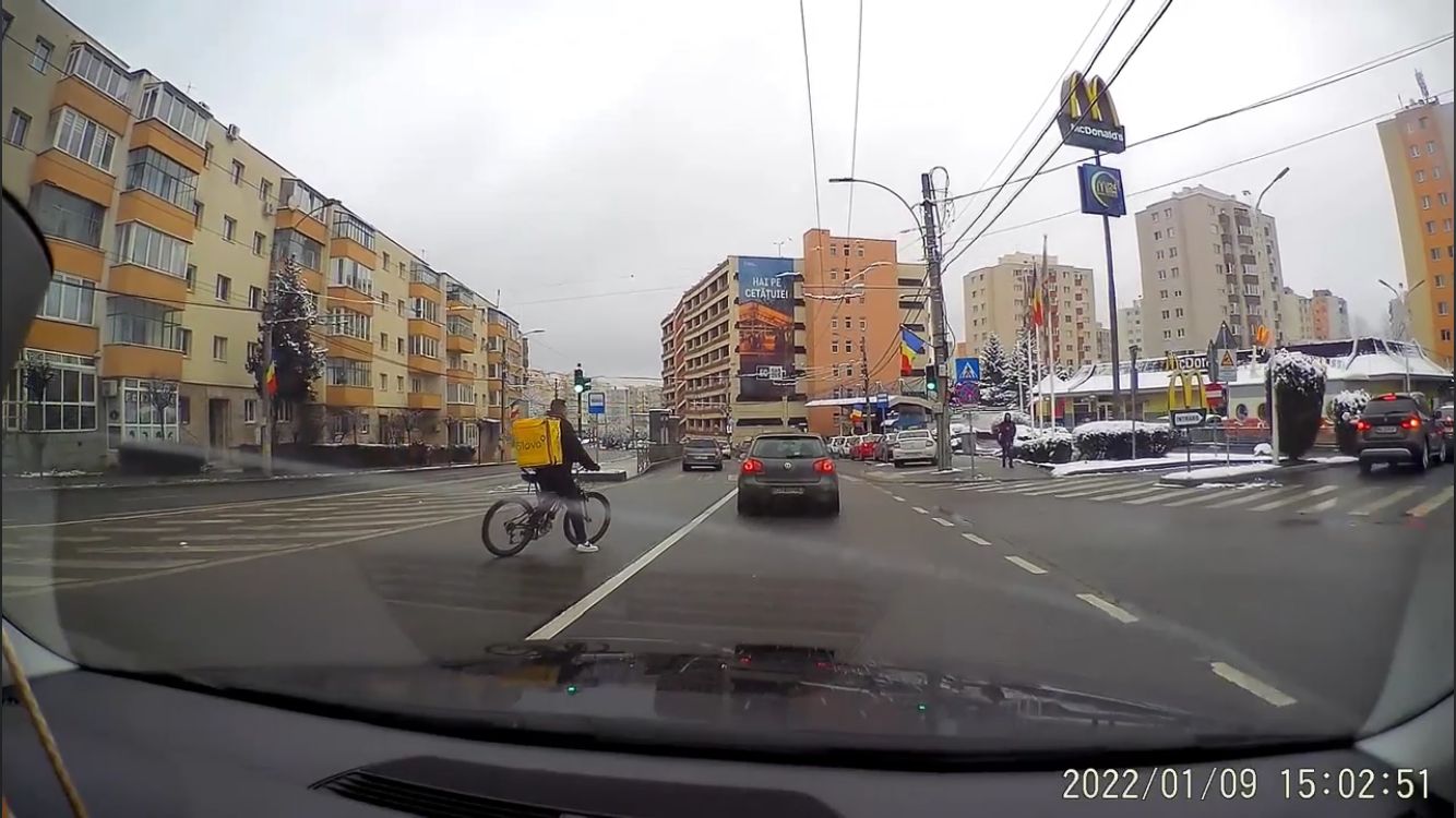 Un curier din Cluj-Napoca, filmat în timp schimbă mai multe benzi și cade inexplicabil. VIDEO