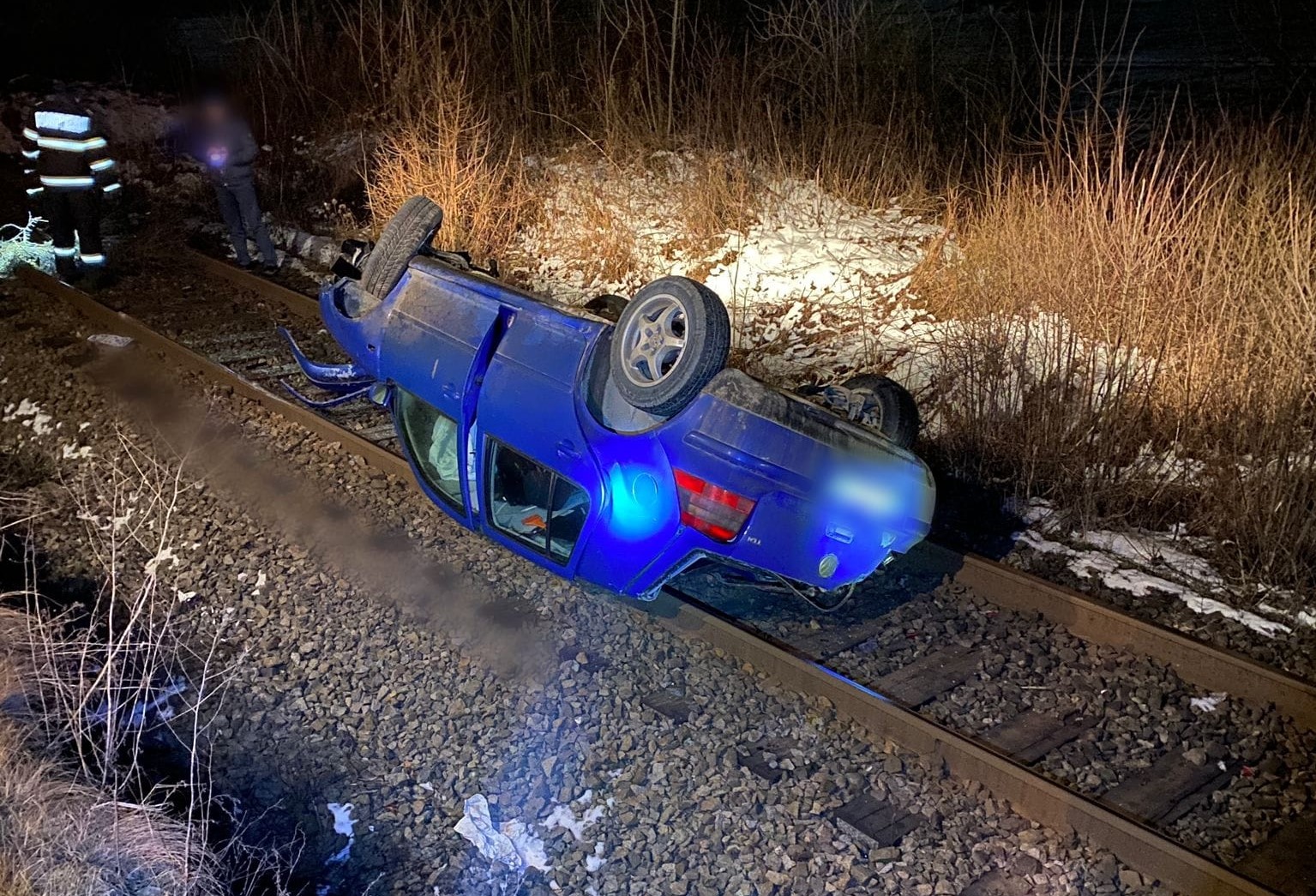 Un adolescent de 16 ani s-a răsturnat cu mașina pe calea ferată în Poieni