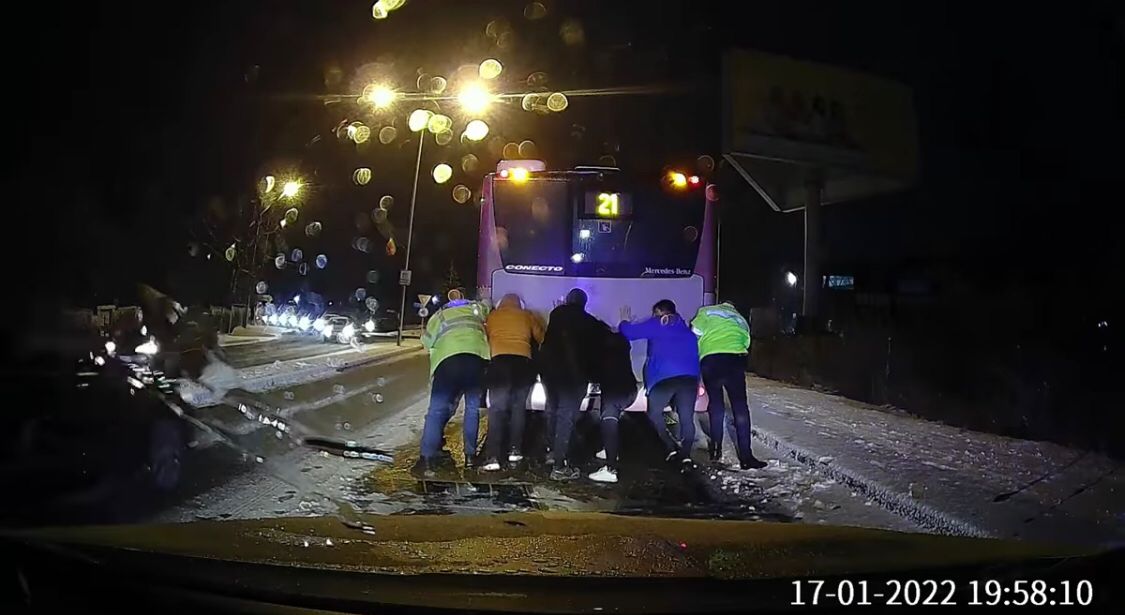 VIDEO. Mai mulți șoferi și polițiști au împins un autobuz CTP, blocat din cauza ninsorii în Cluj-Napoca