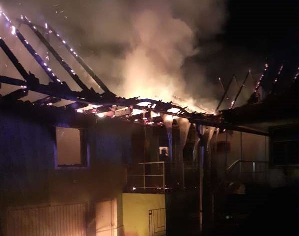 Incendiu de PROPORȚII la o casă din Mureș! O persoană a fost găsită carbonizată. FOTO