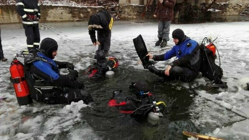 Un băiat de 14 ani a căzut într-un lac înghețat, în Brașov. Scafandrii l-au găsit după o căutare de câteva ore