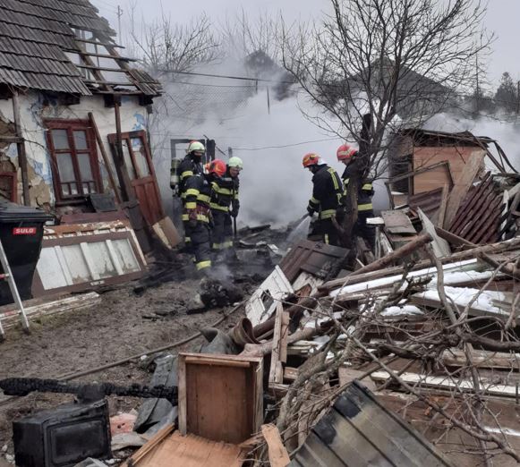 Incendiu în Turda! O casă a fost cuprinsă de flăcări, iar acoperișul a fost distrus. FOTO