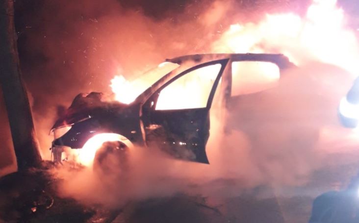 O mașină a luat foc în garaj, în Cluj! Flăcările s-au extins de la tomberon la mașină și au făcut-o praf/ Poză generică