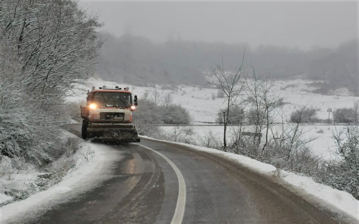 Mai multe drumuri din județul Cluj, afectate de POLEI! Atenție șoferi la drum, circulația este îngreunată