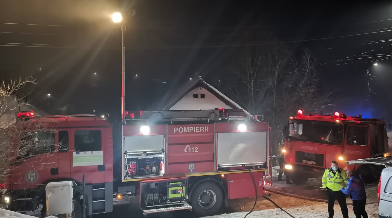 Incendiu PUTERNIC în Mintiu Gherlii! O casă a fost cuprinsă de flăcări, iar acoperișul și trei camere au fost distruse. FOTO