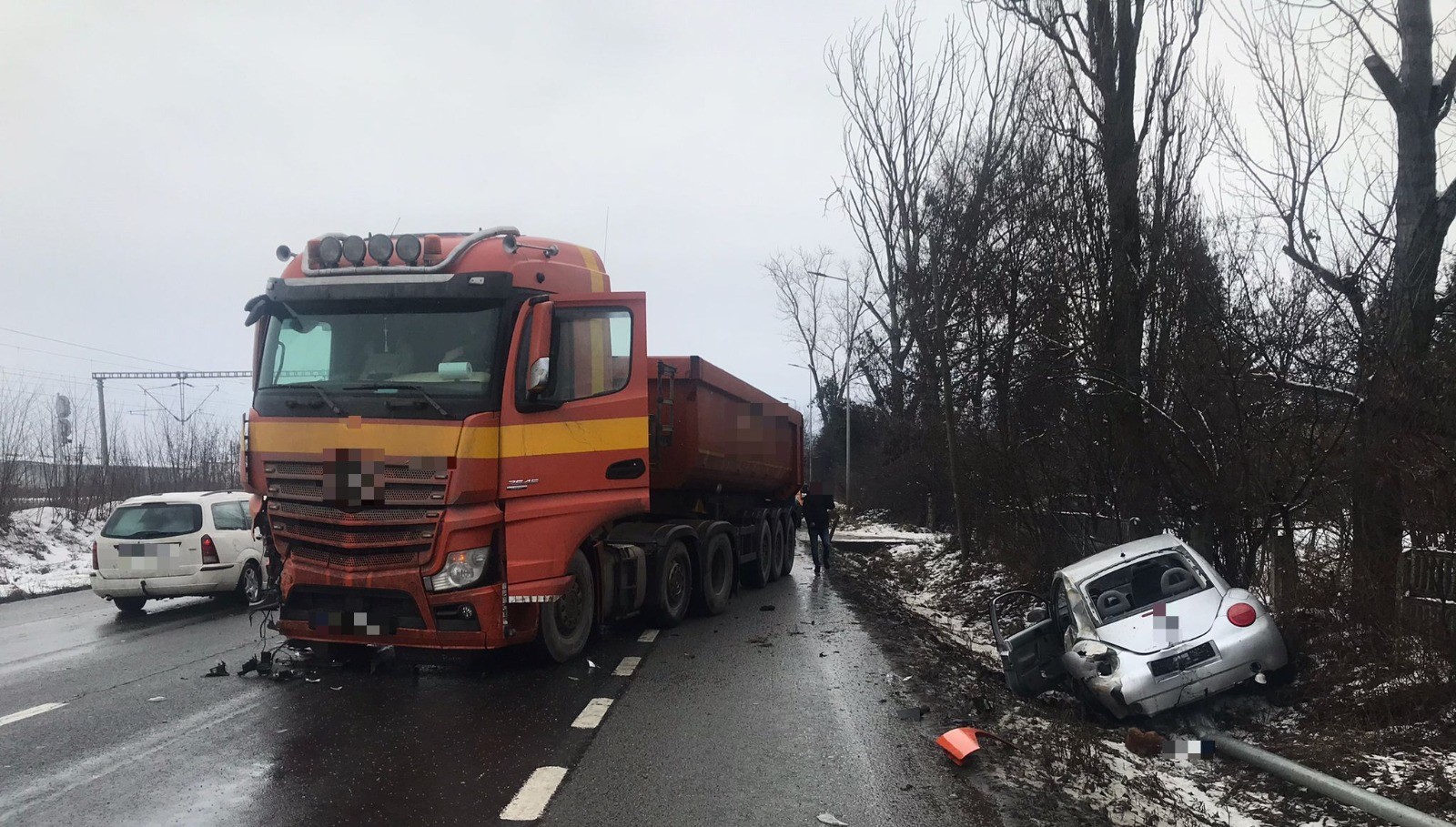 Accident GRAV în Jucu! O tânără de 23 de ani a ajuns la spital după ce s-a izbit cu mașina de un camion. FOTO