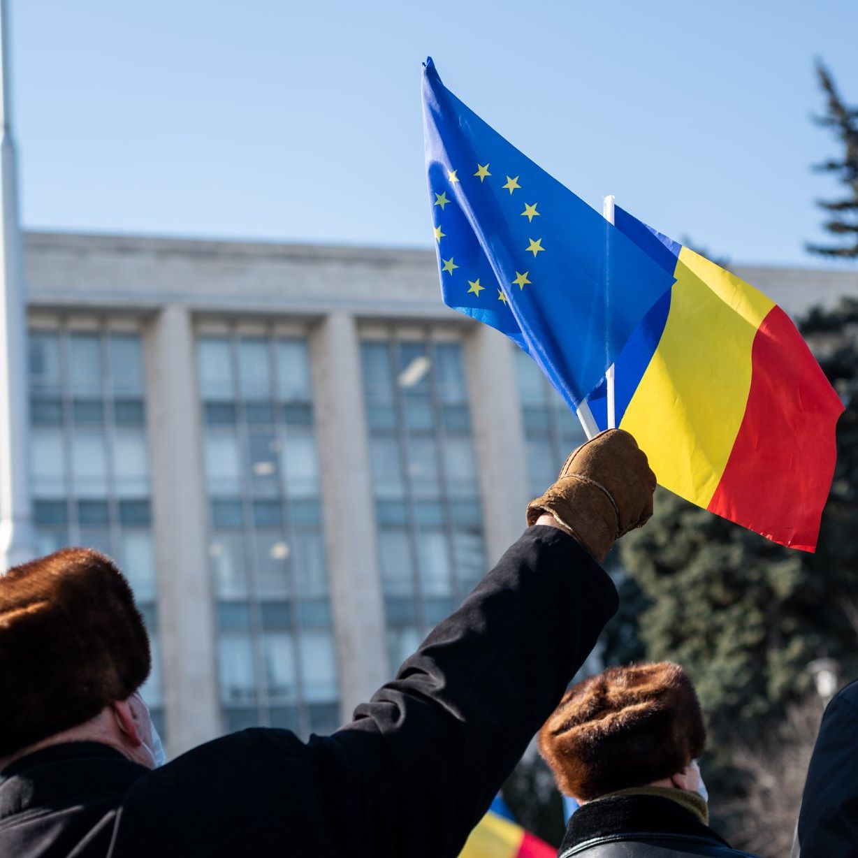 Majoritatea românilor își pun speranțele în Vest și resping Rusia, în contextul tensiunilor de la granița Ucrainei
