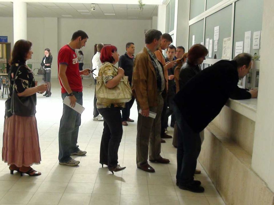 7 din 10 români petrec o zi de concediu la ghișeele instituțiilor publice.  Peste 20% consideră că digitalizarea nu va avea loc niciodată