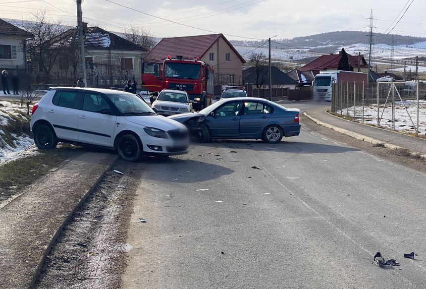 Accident GRAV în Aghireșu-Fabrici, Cluj! O femeie și o minoră, transportate urgent la spital. FOTO