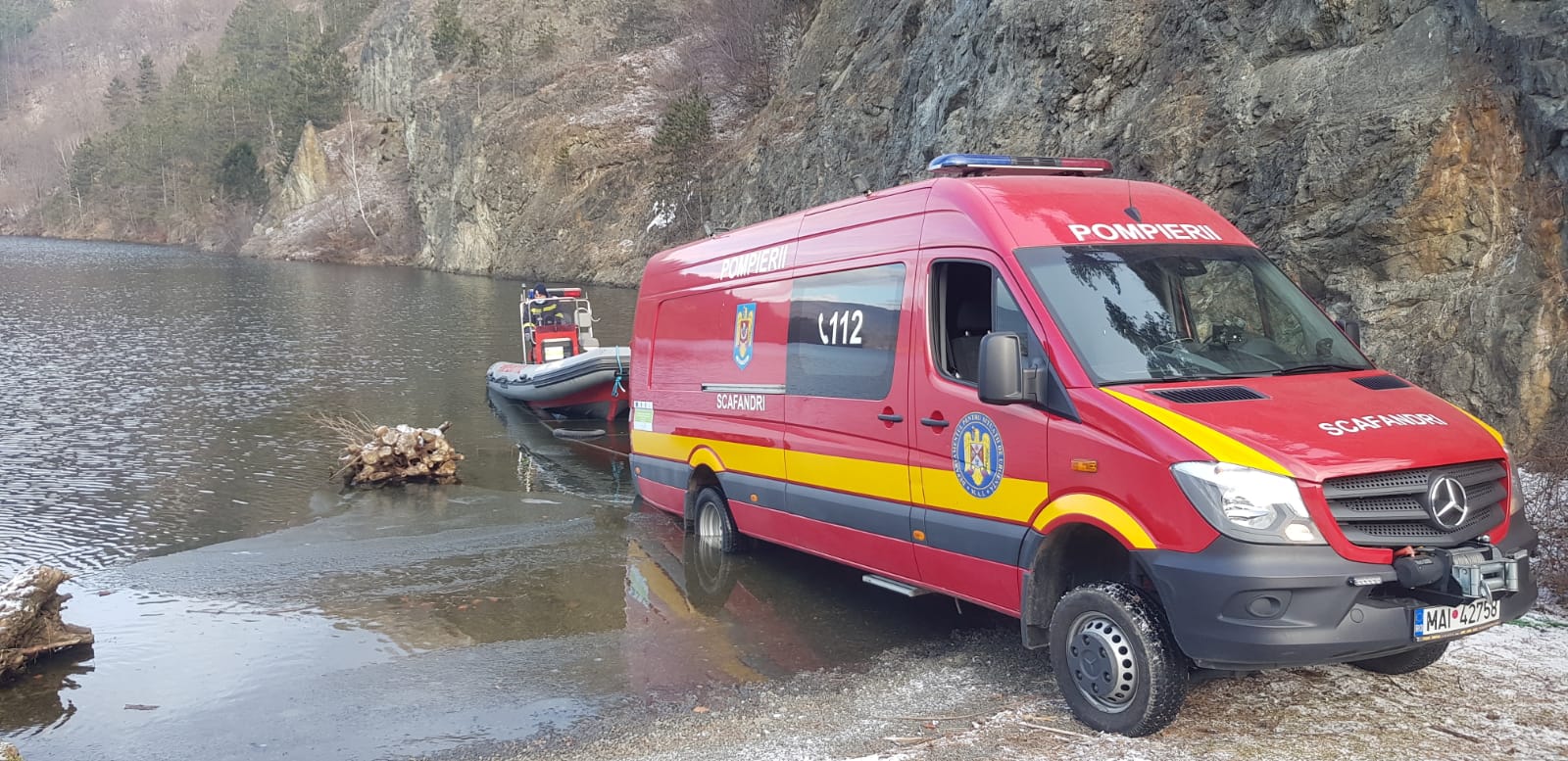 Alertă în zona barajului Someșul Cald! Pompierii caută o mașină căzută în lacul Tarnița