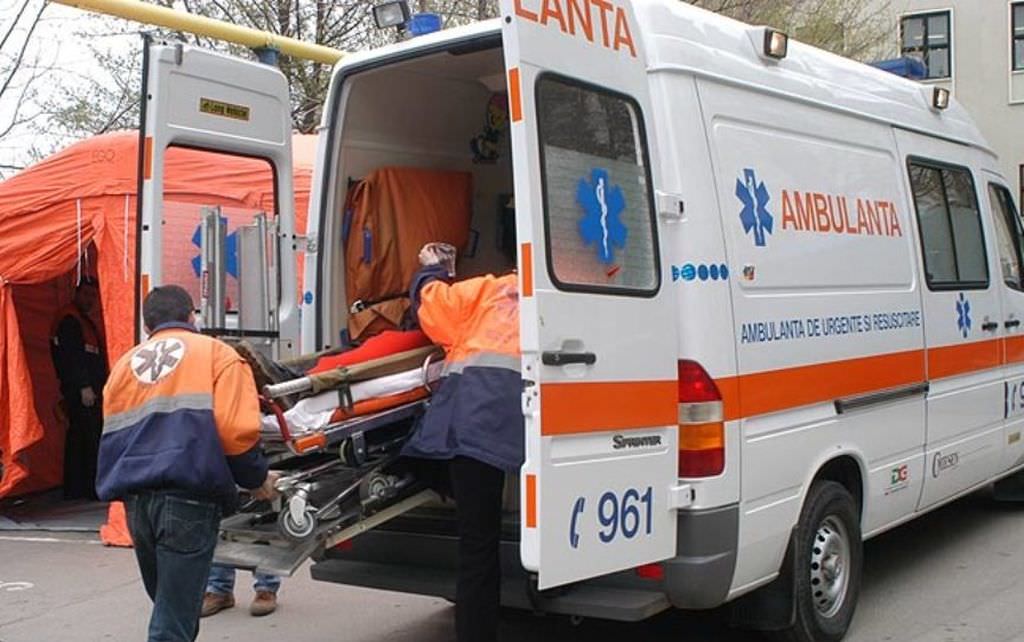 Un tânăr a fost lovit de o mașină pe marginea drumului, în Viișoara. Victima a ajuns la spital
