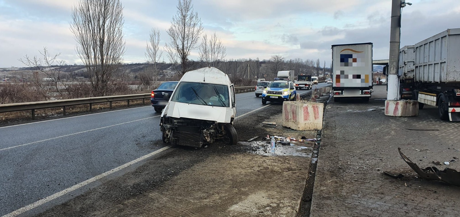 Un șofer de 19 ani s-a izbit cu mașina de un parapet, în curbă, în Cluj! Tânărul a ajuns la spital. FOTO