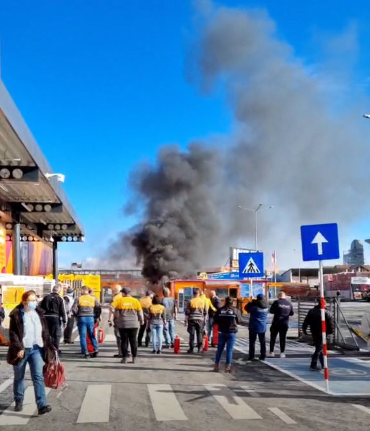 Incendiu în parcarea Hornbach din Cluj-Napoca. VIDEO