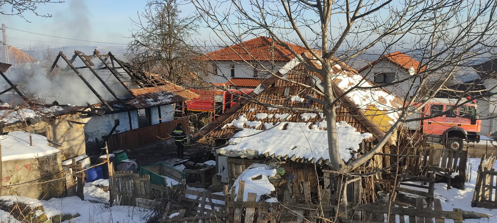 Casă cuprinsă de flăcări în satul Gheorgheni! Un bărbat a murit în incendiu, iar o femeie a ajuns la spital