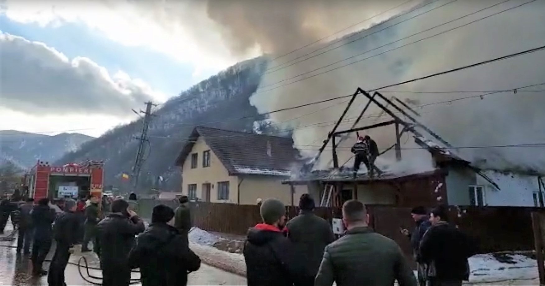 Incendiu PUTERNIC în Măguri Răcătău! O casă a fost cuprinsă de flăcări, iar acoperișul distrus. FOTO