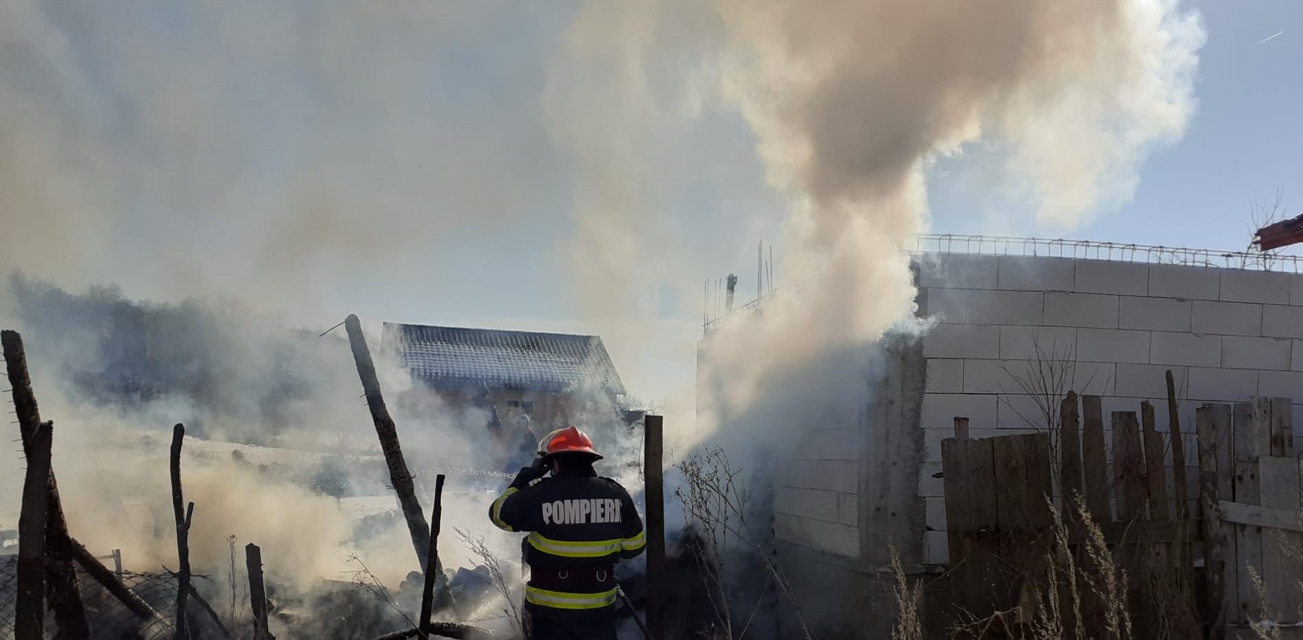 Lemnărie cuprinsă de FLĂCĂRI în localitatea Cornești. De la ce a pornit incendiul? FOTO