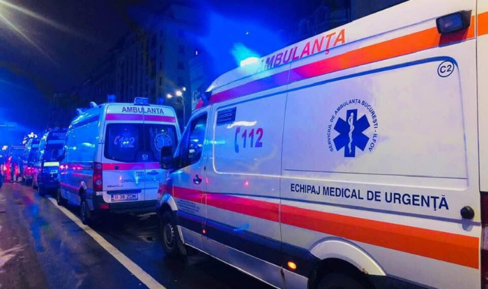 Un tânăr de 19 ani şi-a aruncat iubita pe geam, de la etajul al treilea al unui bloc din Hunedoara. Tânăra a fost transportată la spital