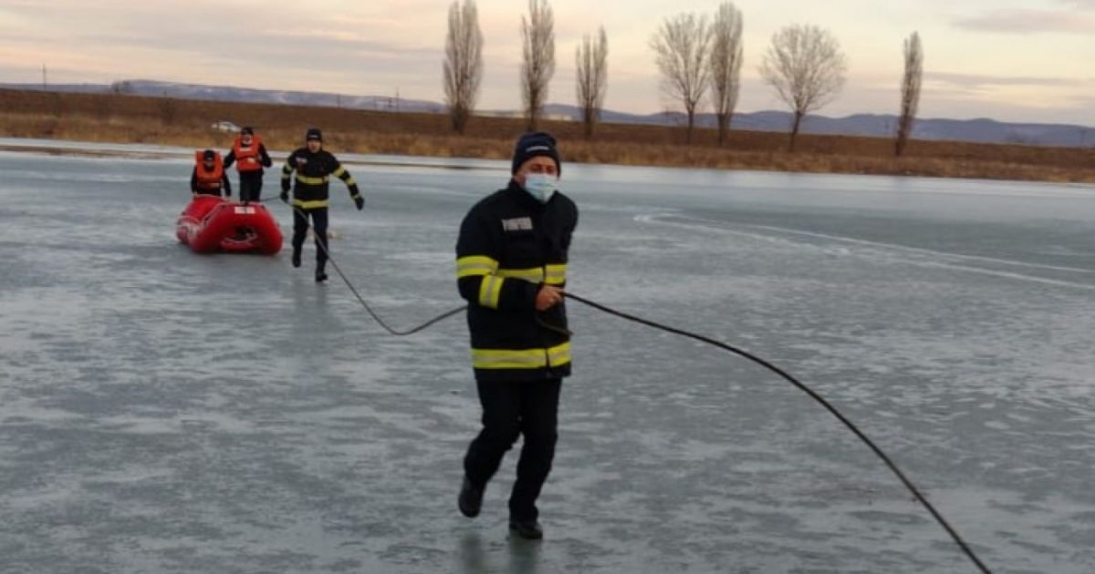 Doi copii au căzut în râul Bistrița după ce s-a rupt gheața de sub ei. Cei doi frați au MURIT la spital