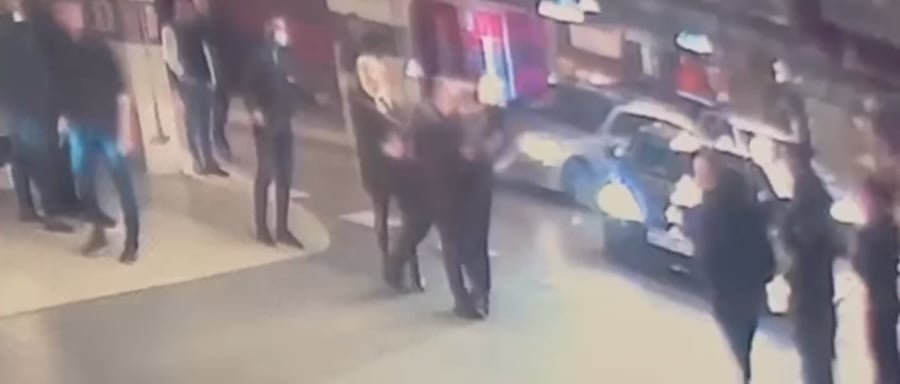 Polițist lovit de un interlop. Foto: Captură ecran video Facebook/ TVR Timișoara.