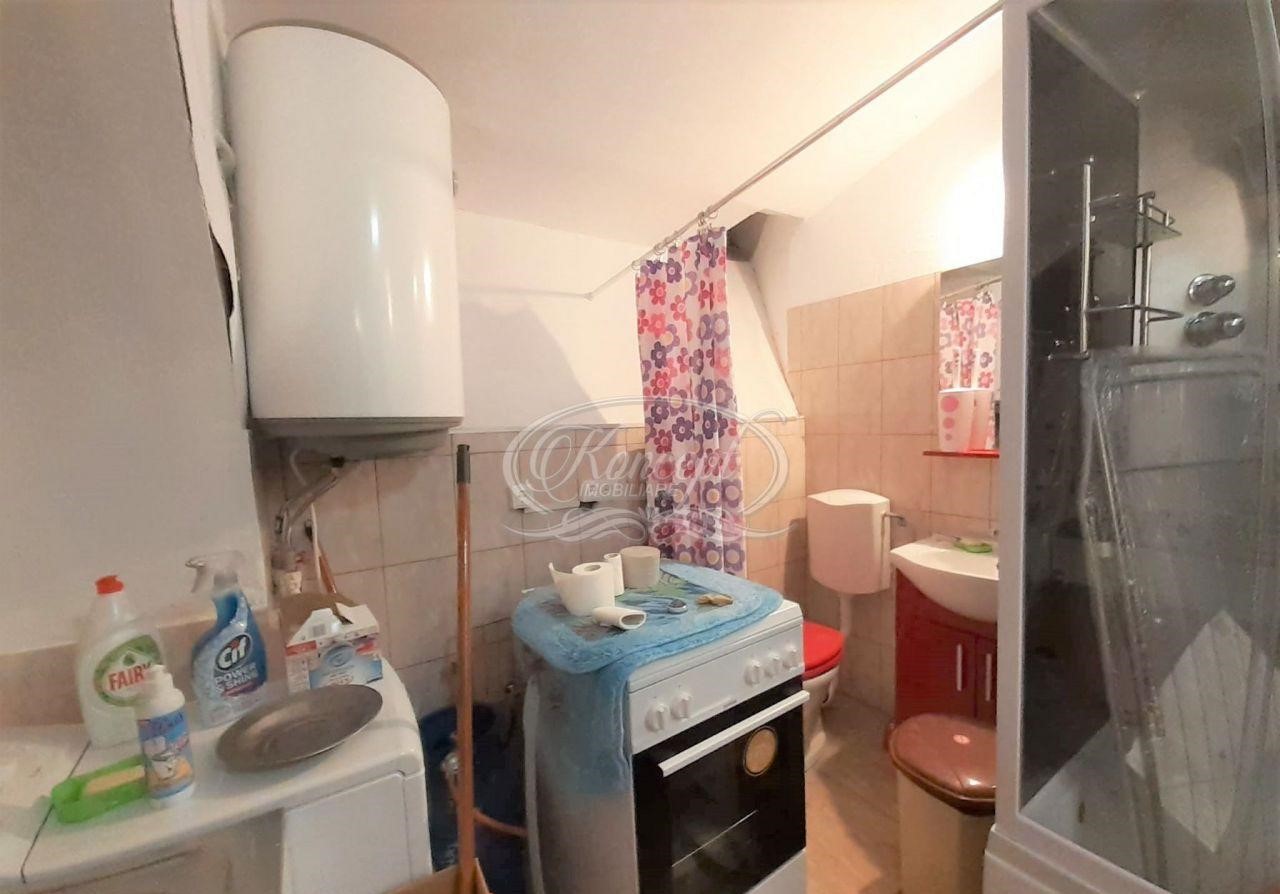 O garsonieră din Cluj-Napoca cu WC-ul lângă aragazul din bucătărie se vinde cu 27.000 de euro. FOTO