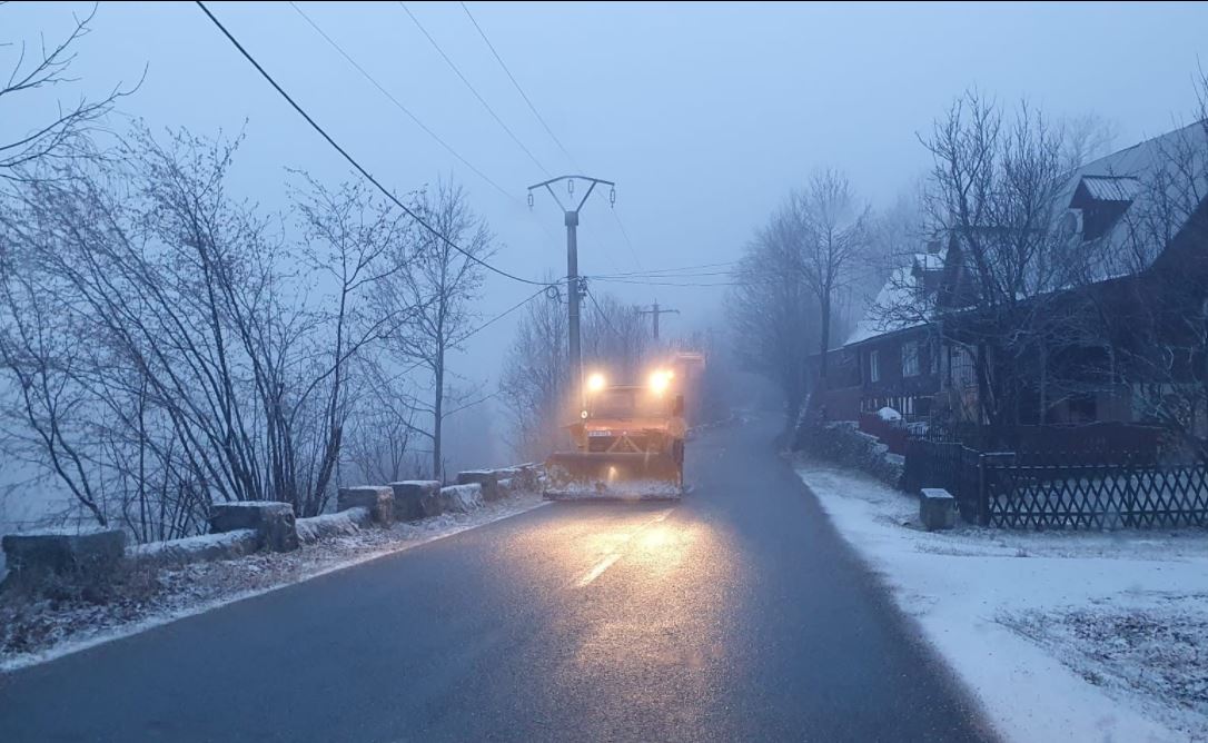 Atenție șoferi! Mai multe drumuri din județul Cluj, afectate de polei. Circulația, îngreunată
