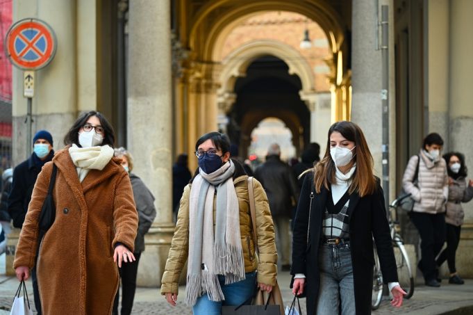 Italia renunță la obligativitatea măștii în aer liber. Cluburile, redeschise de doar pentru vaccinați