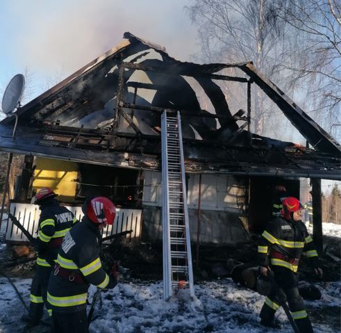 O casă din Călățele, distrusă în totalitate în incendiu! Stingerea flăcărilor a durat peste 4 ore. VIDEO