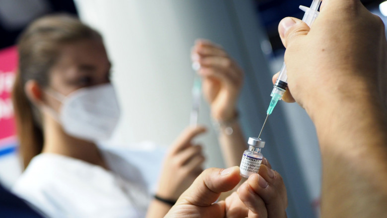 Autorităţile sanitare suedeze recomandă a patra doză de vaccin anti-COVID pentru persoanele de peste 80 de ani