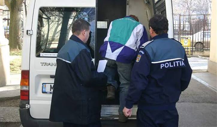 Bărbat din Câmpia Turzii, ARESTAT după ce a furat o motocoasă și mai multe bunuri dintr-un garaj