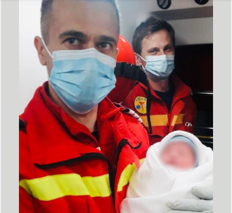 O femeie din Cluj a născut în ambulanță. Paramedicii au devenit moașe: „Nu ne puteam lăsa copleșiți de emoții”