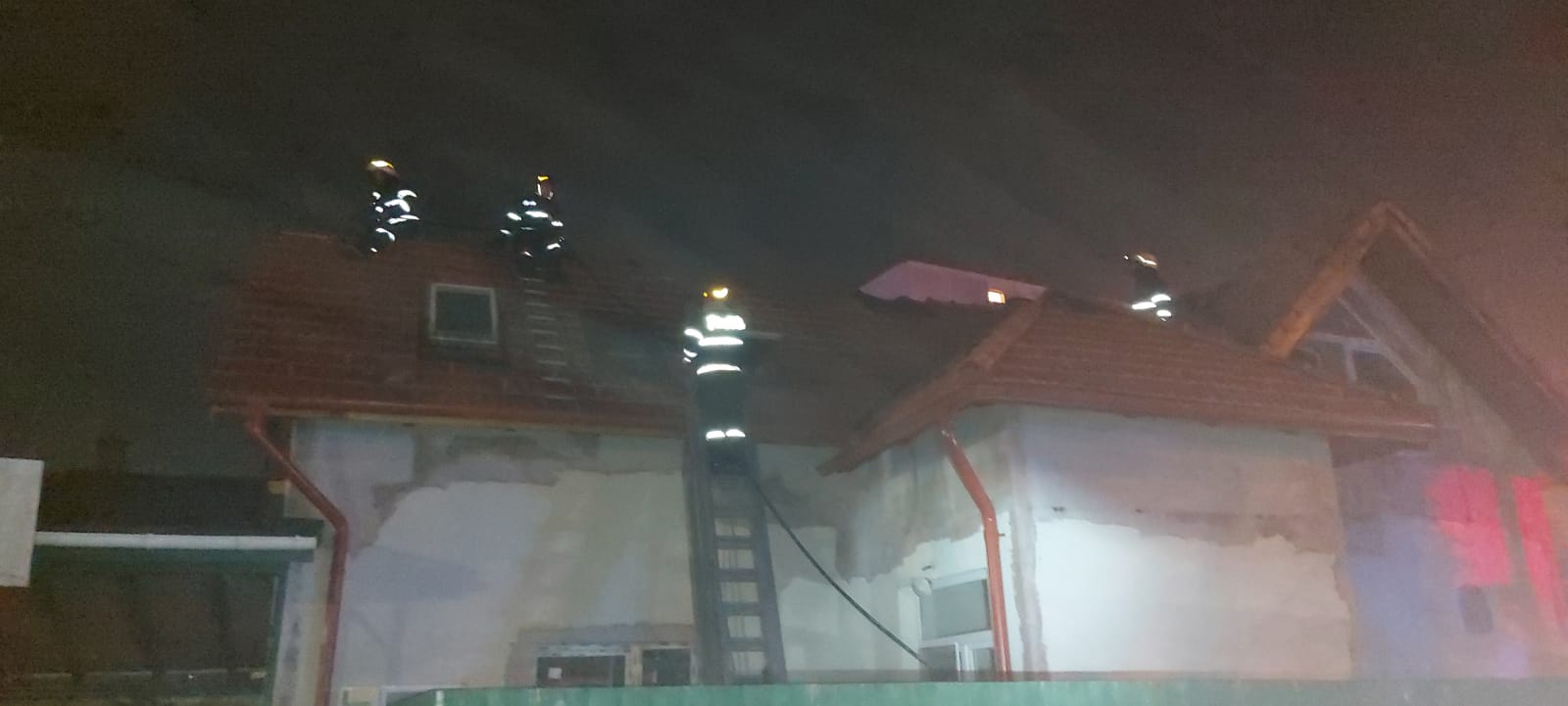 Incendiu la o casă de pe strada Sobarilor din Cluj-Napoca.