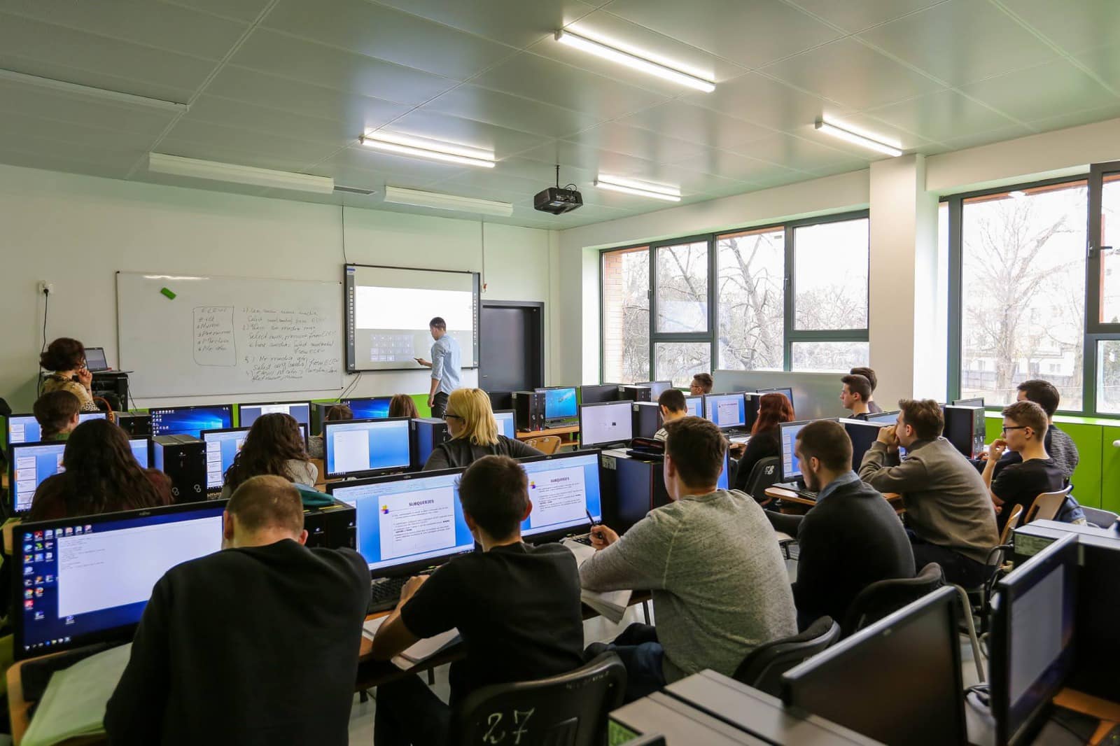 Peste 4.200 de profesori din Cluj-Napoca vor beneficia de voucherele pentru pregătire digitală