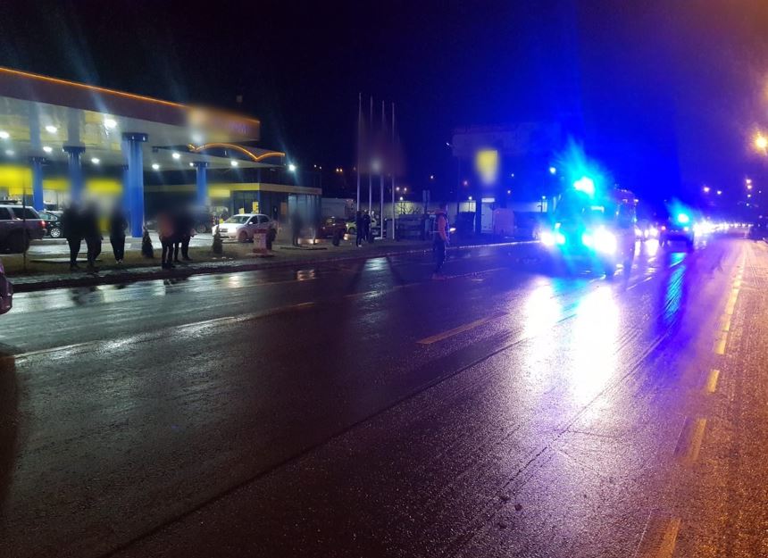 O femeie care traversa strada ILEGAL, lovită de o mașină în Cluj-Napoca! A ajuns la spital. FOTO