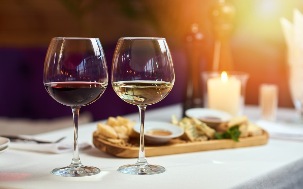 18 februarie, ziua în care se sărbătorește consumul de vin. Ce beneficii are pentru sănătate?