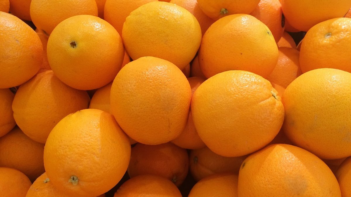 Alertă pe piața alimentară! O tonă de portocale cu pesticide au ajuns pe piață
