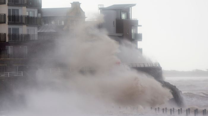 Avertizare de călătorie! Franța, afectată de furtună. Valuri înalte și vânt puternic, cu viteze până la 140 km/h / sursă foto: observatornews.ro: