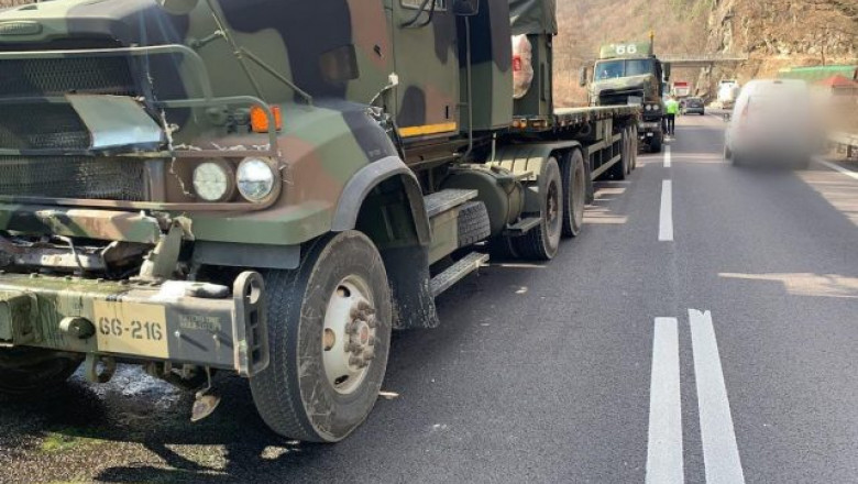 Trei autovehicule militare NATO au fost implicate într-un accident pe Valea Oltului. FOTO