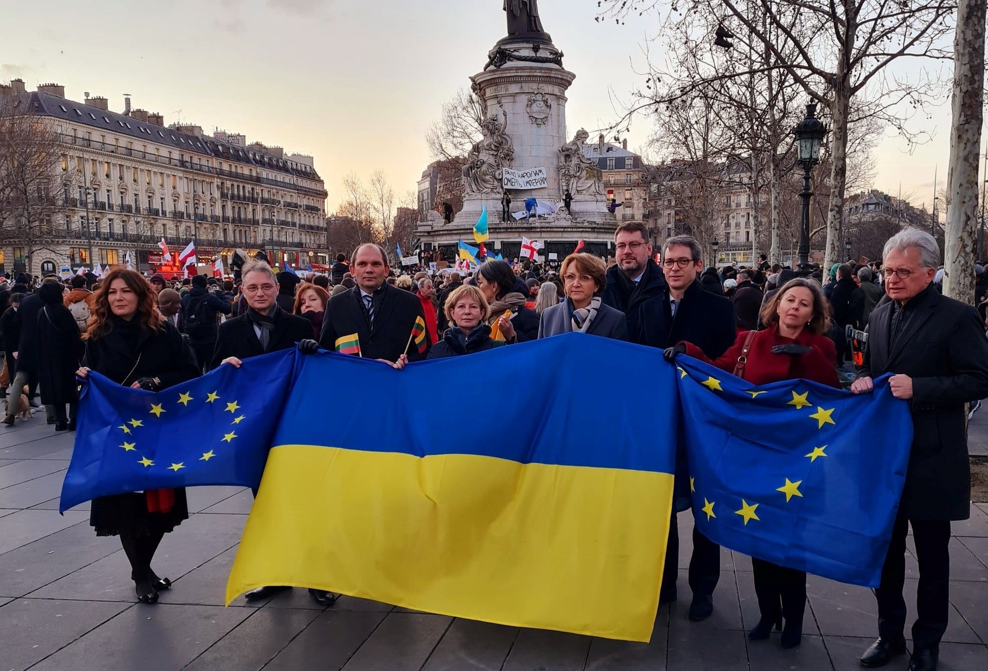 Manifestaţie împotriva invaziei Ucrainei, în faţa ambasadei Rusiei din Paris. Prima manifestație de susținere la care participă un diplomat român. FOTO