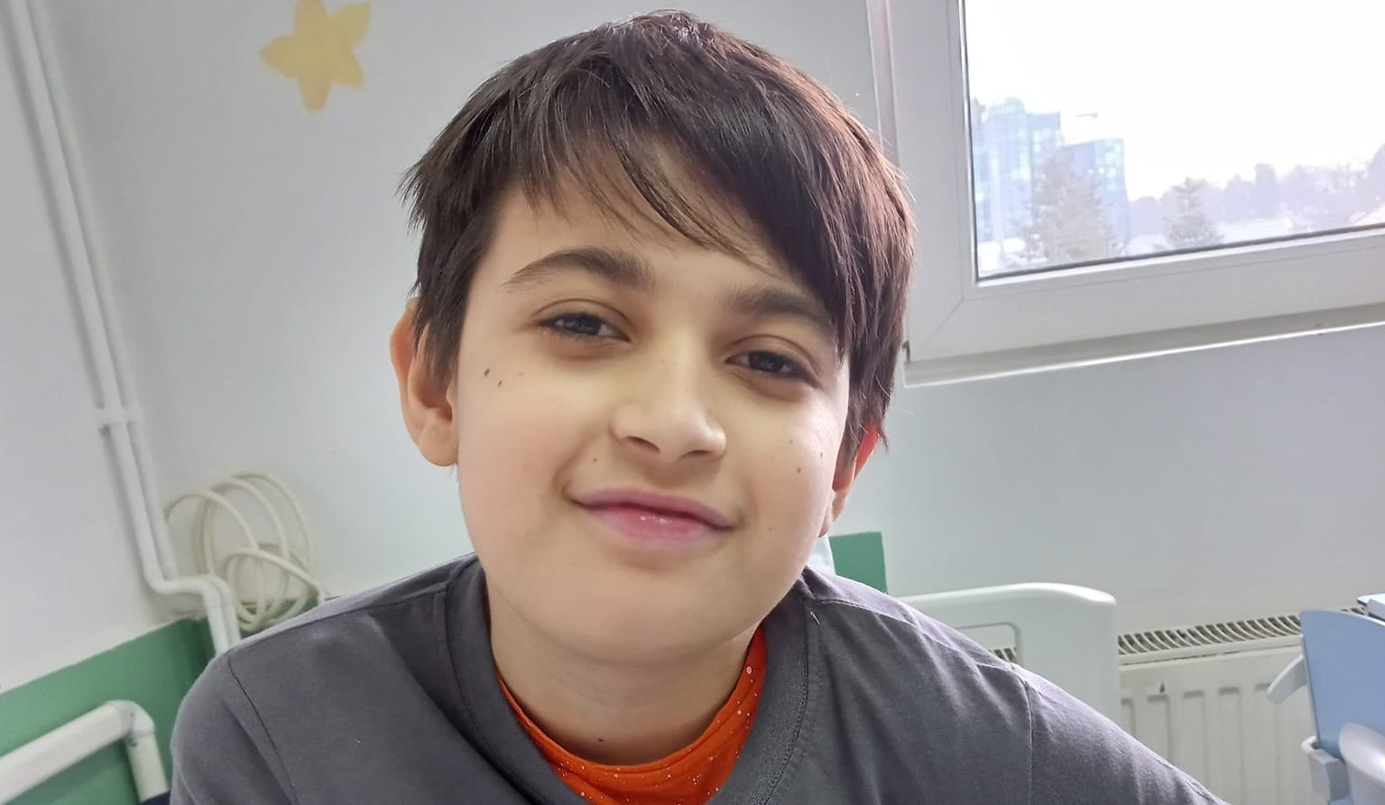 Strigăt de ajutor! Un copil de 12 ani din Cluj suferă de o tumoare care se reface indiferent de câte ori este operată
