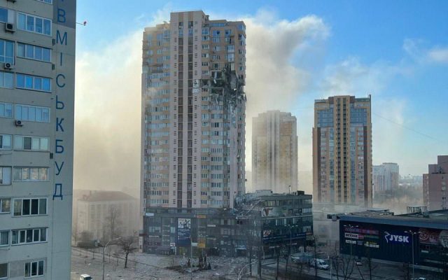 Momentul în care un bloc de locuințe din centrul Kievului este lovit de o rachetă. VIDEO/ ATENȚIE! Imagini cu puternic impact emoțional