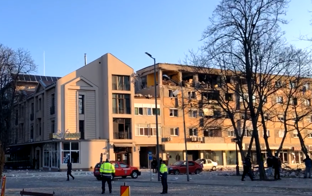 Explozie urmată de incendiu, la un bloc din Satu Mare. A fost activat PLANUL ROȘU./SURSA FOTO: Carei News-Facebook