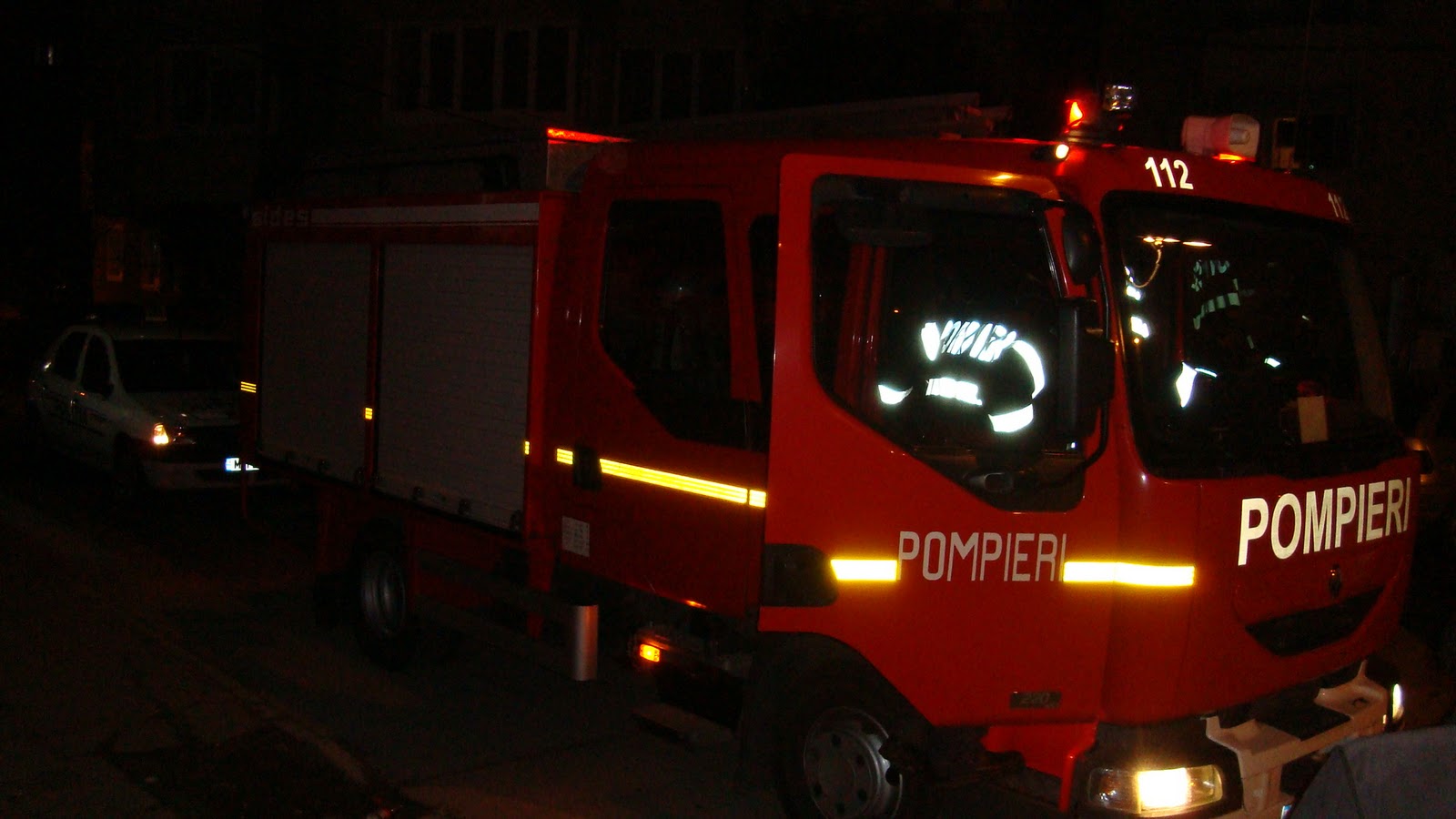 INCENDIU în comuna Cășeiu! Acoperișul unei case a luat foc. Localnicii au sărit în ajutorul pompierilori