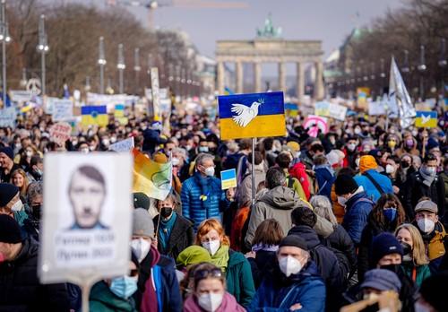 O nouă zi de proteste împotriva războiului din Ucraina. Peste 100.000 de oameni au ieșit în stradă în Berlin. VIDEO