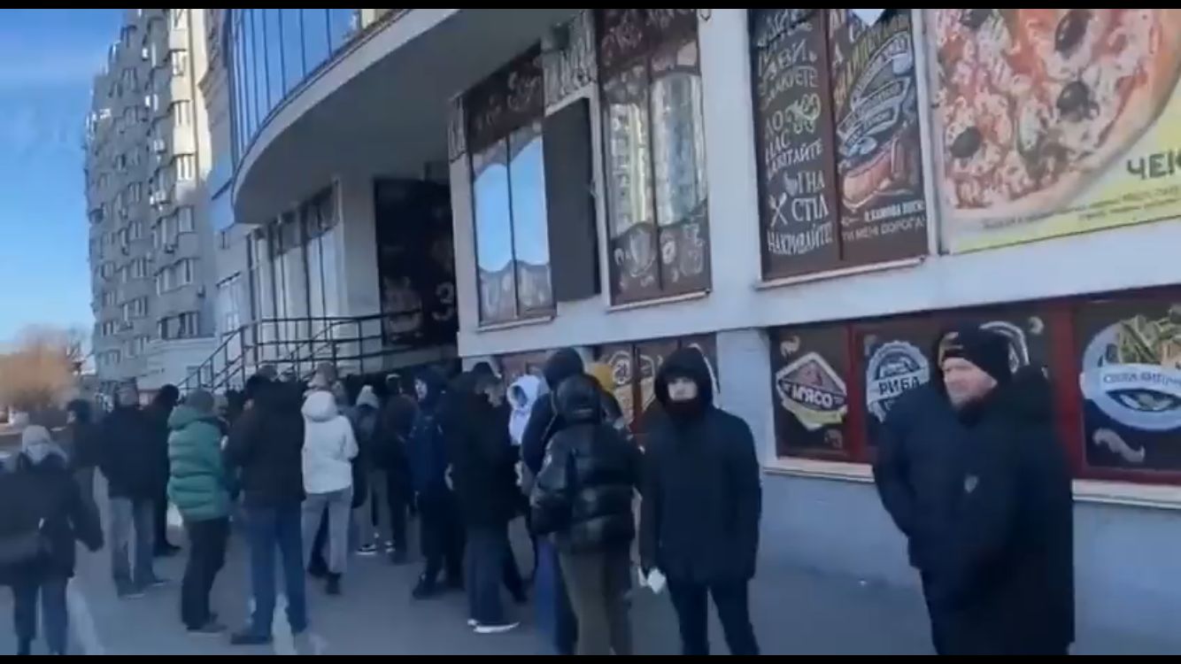 Locuitorii din Kiev la rând pentru a-și procura hrană de la magazinele alimentare