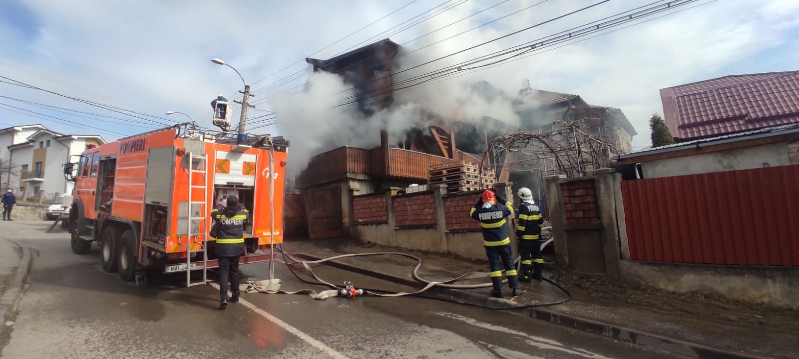 Incendiu la o casă în Cluj-Napoca! Echipajele de salvare au ajuns la fața locului. VIDEO