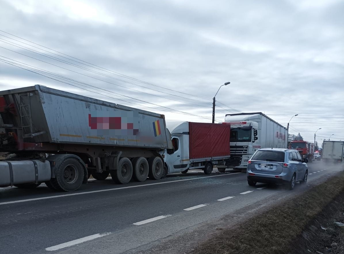 Două TIR-uri și o camionetă, implicate într-un accident în Mănășturel. O victimă a ajuns la spital