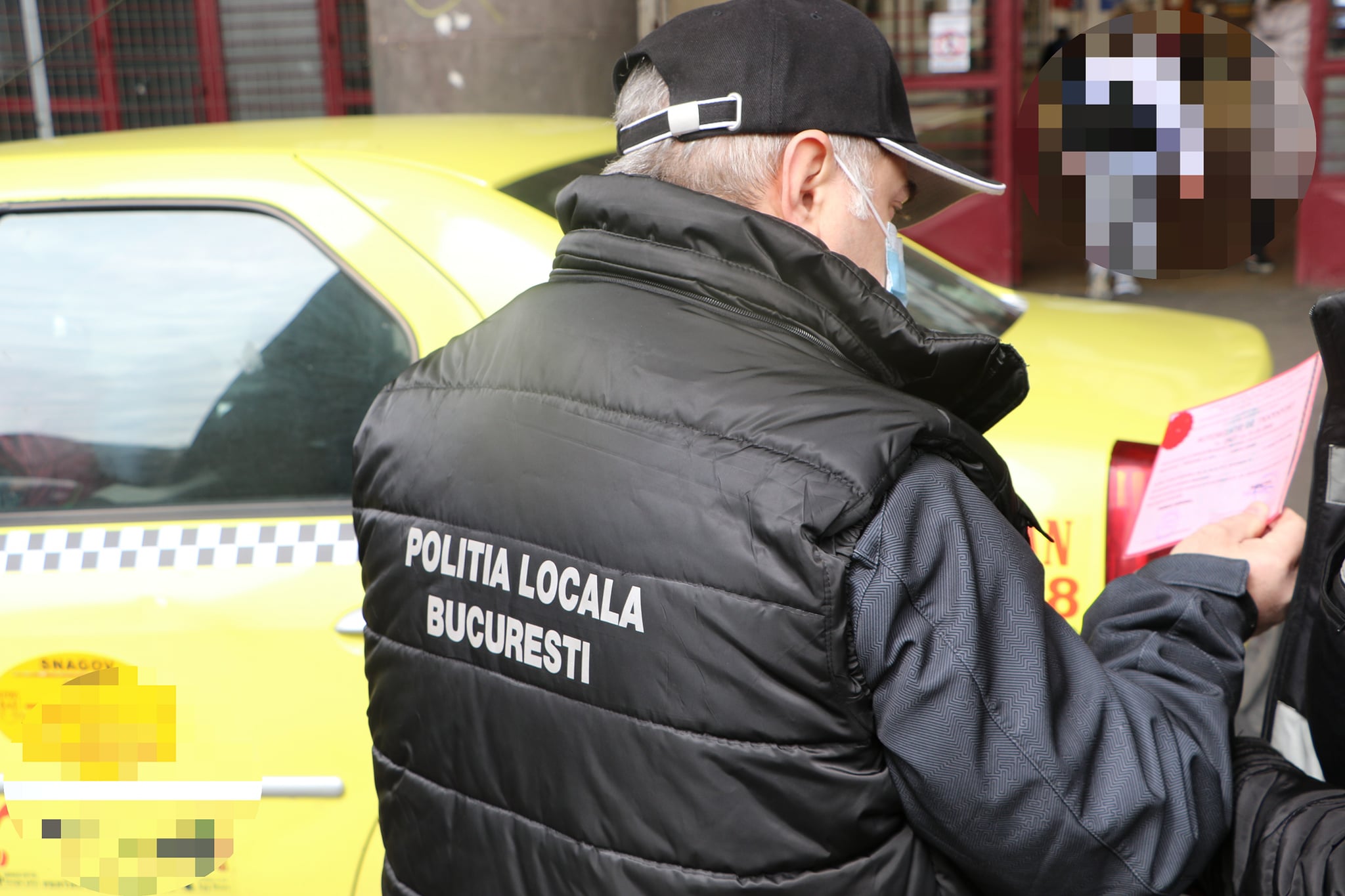 Un taximetrist din București, amendat după ce a încercat să păcălească un grup de refugiați din Ucraina
