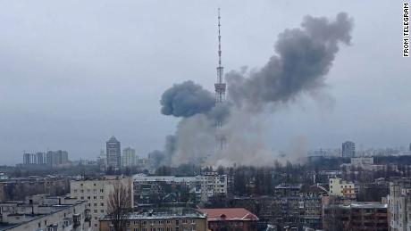 Un cameraman al postului Kiev Live TV, ucis în atacul asupra turnului de televiziune din Kiev/ foto: cnn