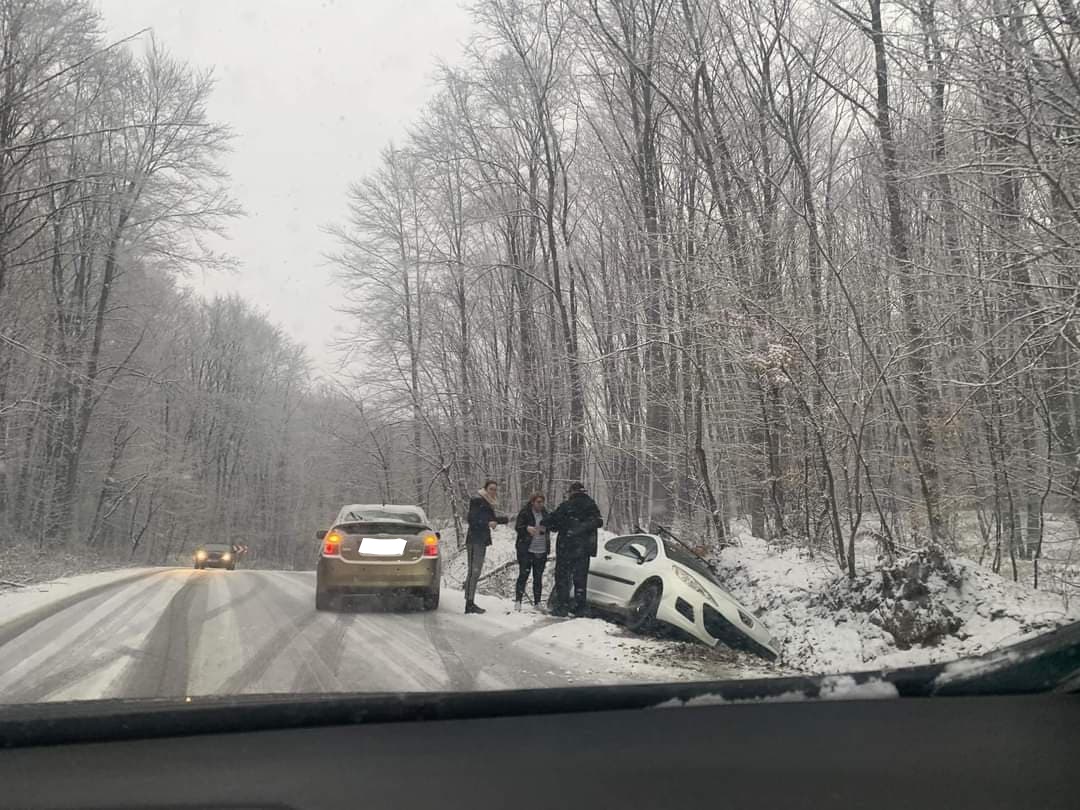Accident în Făget după ce a nins în luna martie/ Sursă foto: Alin Golban - Info Trafic jud. Cluj